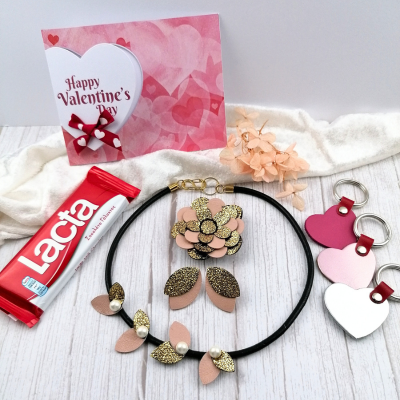 &Sigma;&epsilon;&tau; Valentine Collection &ndash; &Tau;&rho;ί&alpha; &kappa;&omicron;&mu;&mu;ά&tau;&iota;&alpha;&nbsp; &Kappa;&omicron;&lambda;&iota;έ &Rho;&omicron;&zeta;-&Chi;&rho;&upsilon;&sigma;ό ,&Sigma;&kappa;&omicron;&upsilon;&lambda;&alpha;&rho;ί&kappa;&iota;&alpha; &rho;&omicron;&zeta; &chi;&rho;&upsilon;&sigma;ό, &mu;&alpha;&gamma;&nu;&eta;&tau;&iota;&kappa;ή &kappa;&alpha;&rho;&phi;ί&tau;&sigma;&alpha; &rho;ό&zeta; &chi;&rho;&upsilon;&sigma;ό.  + &Delta;ώ&rho;&omicron; &Epsilon;&upsilon;&chi;&epsilon;&tau;ή&rho;&iota;&alpha; &Kappa;ά&rho;&tau;&alpha; & &Sigma;&omicron;&kappa;&omicron;&lambda;ά&tau;&alpha; & έ&nu;&alpha; &mu;&pi;&rho;&epsilon;&lambda;ό&kappa; &delta;&epsilon;&rho;&mu;ά&tau;&iota;&nu;&eta; &kappa;&alpha;&rho;&delta;&iota;ά &mu;&epsilon; &tau;&upsilon;&chi;&alpha;ί&alpha; &epsilon;&pi;&iota;&lambda;&omicron;&gamma;ή.