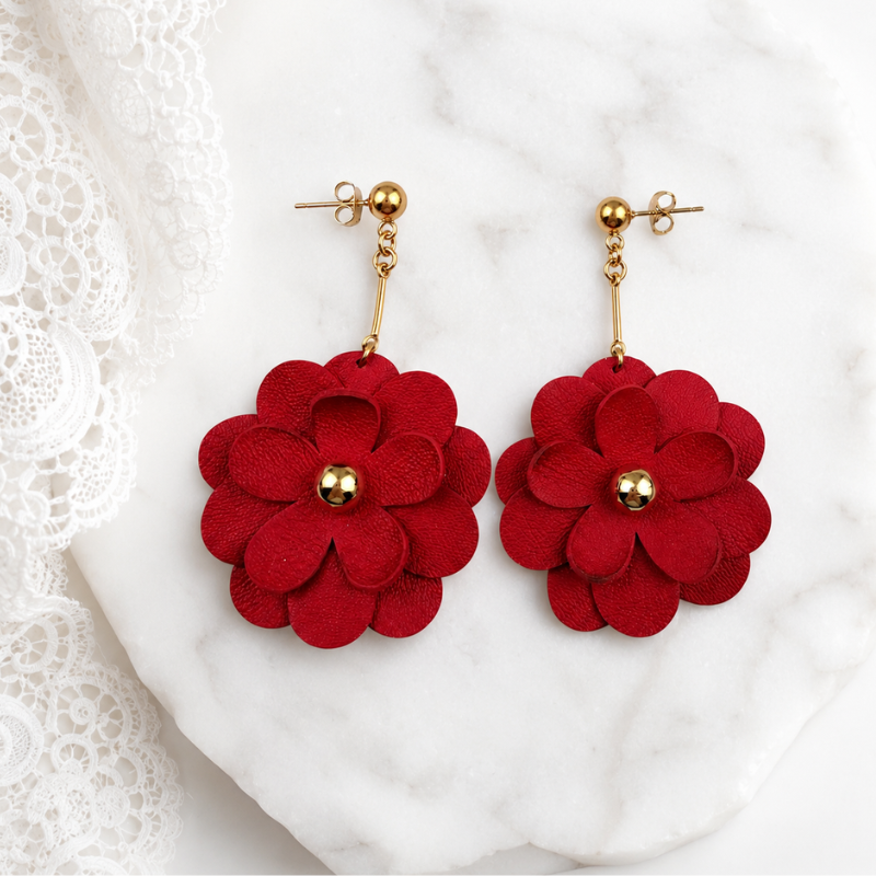 Δερμάτινα κρεμαστά σκουλαρίκια Magnolia Collection με κόκκινο λουλούδι και χρυσές λεπτομέρειες - Image 2